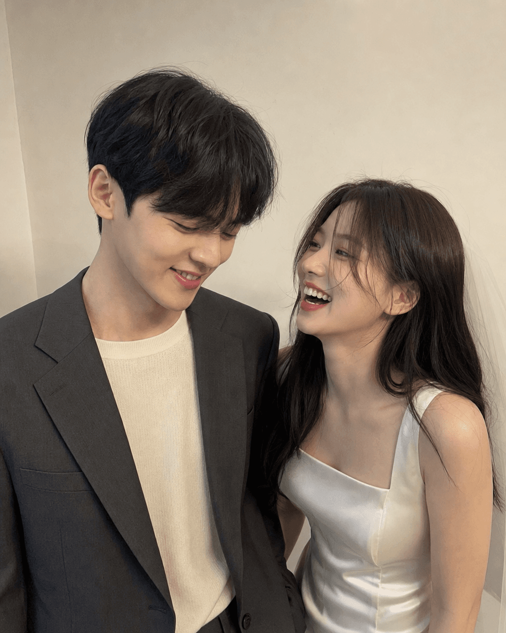 웨딩 대화 중 웃음 입력 사진과 결과 예시